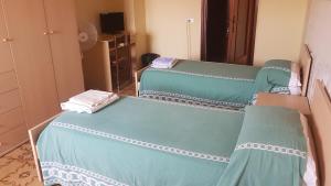 ein Krankenhauszimmer mit 2 Betten und einem Spiegel in der Unterkunft Hotel La Favorita in Casalmaggiore