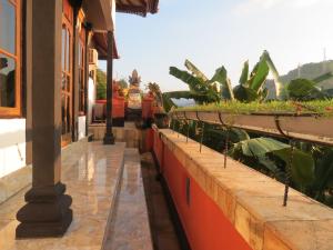 una fila de plantas en una pared al lado de un edificio en Lemon House, en Padangbai
