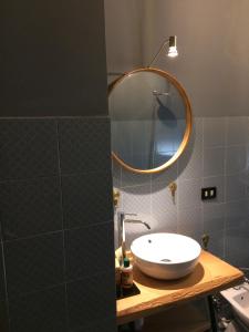 チェーリエ・メッサーピカにあるIl Mulinoのバスルーム(洗面台、鏡付)