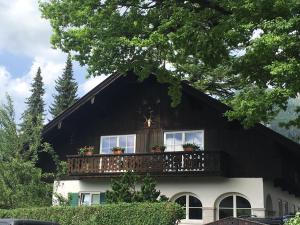 uma casa a preto e branco com uma varanda em Fritz-Muller-Partenkirchen em Garmisch-Partenkirchen