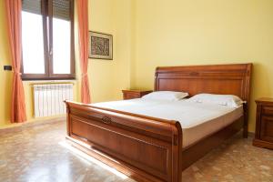 ガリポリにあるFilomarini Gallipoliのベッドルーム1室(木製ベッド1台、窓付)