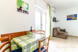 Posedenie v ubytovaní Apartments Nives Suhi Potok