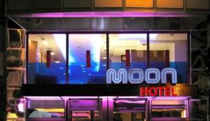 
a neon sign in front of a store at Hotel Moon in A Coruña
