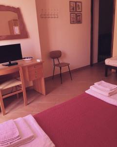 a bedroom with a desk and a chair and a bed at La casa di nonna Rosa in Isola delle Femmine
