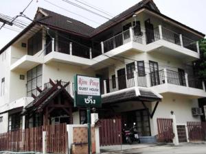 budynek z znakiem przed nim w obiekcie Rim Ping Guest House w mieście Chiang Mai