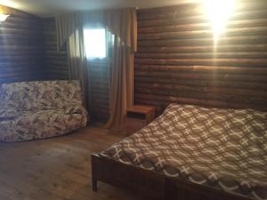 Un pat sau paturi într-o cameră la Cottages on Gosdacha