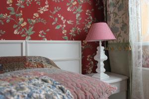 Postel nebo postele na pokoji v ubytování City Center Kaķis B&B