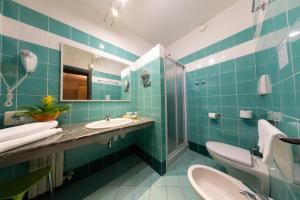 Kylpyhuone majoituspaikassa Hotel Tessarin