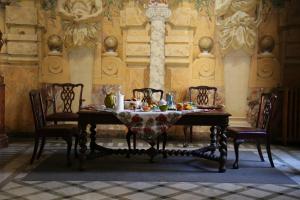 jadalnia ze stołem i krzesłami w obiekcie Palais de Luppé, Chambre d'hôtes w mieście Arles