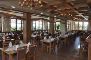 Reštaurácia alebo iné gastronomické zariadenie v ubytovaní Hotel Alpejski