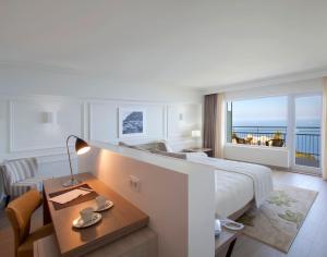 Habitación de hotel con cama grande y vistas al océano en Bordoy Continental Valldemossa en Valldemossa