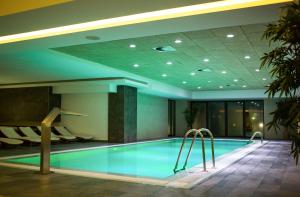 Hồ bơi trong/gần Hotel Stara Planina