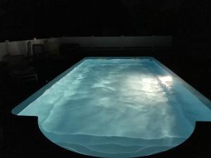 Bazén v ubytování Chambre d'hôtes Costa Belle nebo v jeho okolí