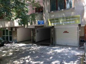 un edificio con un garaje con un cartel. en Аria B&B, en Burgas