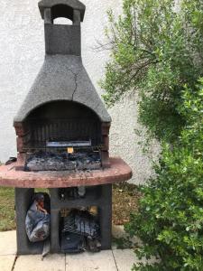 un horno de ladrillo al aire libre con en Chez Cathy en LʼHoumeau