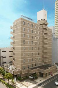 un bâtiment avec une tour d'horloge en haut dans l'établissement Tetoranze Makuhari Inagekaigan Hotel, à Chiba