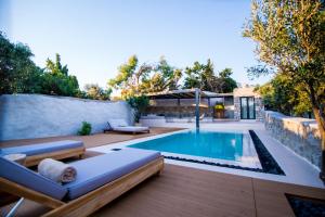 A piscina localizada em My Mykonos Hotel ou nos arredores