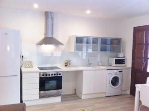 A kitchen or kitchenette at Superb Central Market Apt