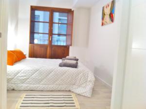 A bed or beds in a room at Superb Central Market Apt