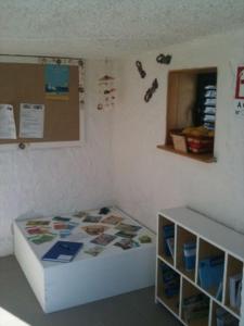 a small room with a bed and a shelf at La Marina Bay in Vieste