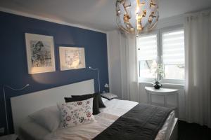 Una cama o camas en una habitación de Hotel am Goetheberg