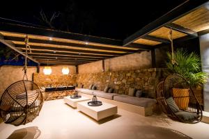 Uma área de estar em My Mykonos Hotel