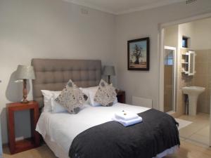 Кровать или кровати в номере Melville Turret Guesthouse