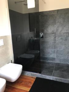 A bathroom at Corte di Pellio