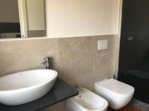 A bathroom at Corte di Pellio