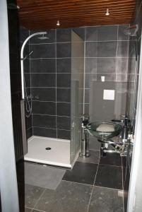 W łazience znajduje się prysznic ze szklanym stołem. w obiekcie Studios Jps w mieście Les Flaches
