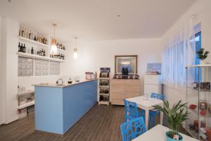 una stanza con un bancone blu e alcune sedie di B&B Villamarea a Francavilla al Mare