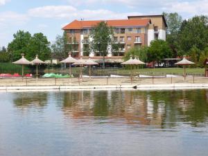 View of a river running close to a szállodákat