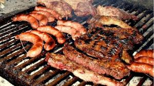un mucchio di carne e altri cibi su una griglia di Don Remo a Villa Unión