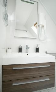 a bathroom with a sink and a mirror at Hotel het Rietershuijs in Kalenberg +63 photos