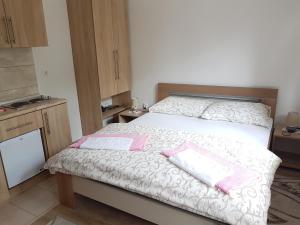 Postel nebo postele na pokoji v ubytování Guest House Konak kod Danke