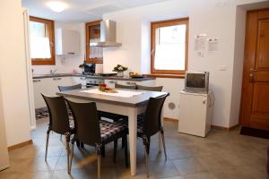 a kitchen with a table with chairs and a television at Stali di Relio in Ovasta