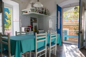 comedor con mesa azul y sillas en Vintage Apartment Nona en Mošćenička Draga