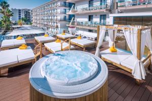 un bain à remous sur le toit-terrasse d'un hôtel dans l'établissement Hotel Alhambra, à Santa Susanna