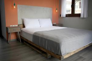 Postel nebo postele na pokoji v ubytování Aphelion Holiday Apartments