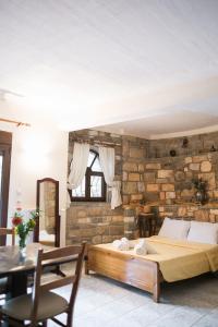 Postel nebo postele na pokoji v ubytování Castle Pontos