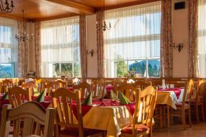 Restaurace v ubytování Hotel Restaurant Winterbach + 33 fotografií