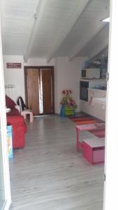uma sala de estar com um sofá vermelho e uma mesa em Appartamenti Centro Seriate em Seriate