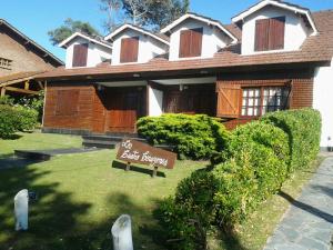 ein Haus mit einem Schild davor in der Unterkunft Los Cuatro Corazones in Villa Gesell + 28 Fotos