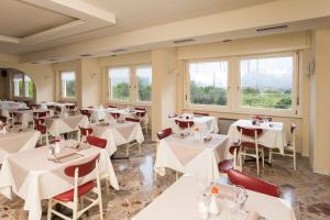 Reštaurácia alebo iné gastronomické zariadenie v ubytovaní Aktiv Hotel Eden
