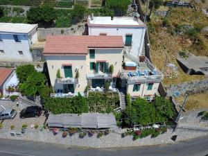 an aerial view of a house with a yard at Locanda Degli Agrumi in Conca dei Marini