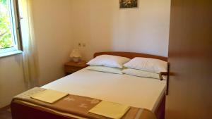 Postel nebo postele na pokoji v ubytování Apartments Krušvina