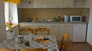 Kuchyň nebo kuchyňský kout v ubytování Apartments Krušvina