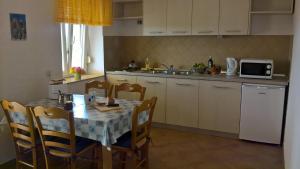 Kuchyň nebo kuchyňský kout v ubytování Apartments Krušvina