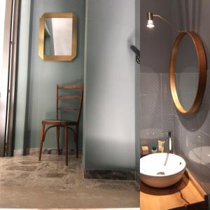 チェーリエ・メッサーピカにあるIl Mulinoのバスルーム(シンク、鏡、椅子付)
