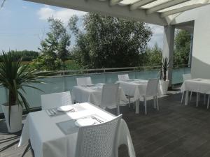 Bazén v ubytování B&B Villa del Lago nebo v jeho okolí